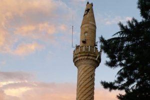 Olur'da minareye yıldırım d&uuml;şt&uuml;