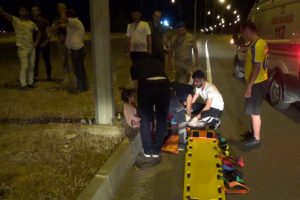 İki otomobil &ccedil;arpıştı! Yaralılar var