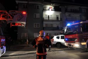 Başkent'te 4 katlı apartmanda yangın: 2 kişi dumandan etkilendi