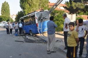 Yolcu minib&uuml;s&uuml; ile otomobil &ccedil;arpıştı: 7 yaralı