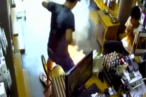 Bursa'da cep telefonu bataryası bomba gibi patladı