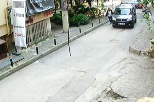 Bursa'da ara&ccedil;tan cep telefonu &ccedil;alan hırsız &ouml;nce g&uuml;venlik kamerasına, sonra polislere yakalandı