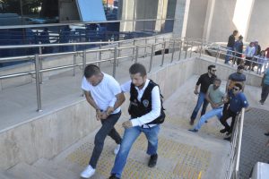 Uyuşturucudan yakalanan zanlılardan pişkin s&ouml;zler