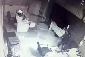 Bursa'da 'd&uuml;ş&uuml;nceli' hırsız kamerada