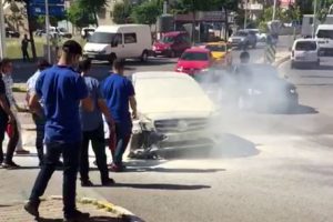 L&uuml;ks otomobil yol ortasında alev aldı