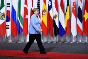 G-20 zirvesinde g&ouml;zler Angela Merkel'deydi
