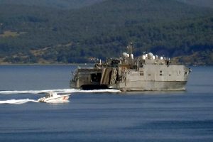 ABD savaş gemisi 'USNS Yuma', &Ccedil;anakkale Boğazı'ndan ge&ccedil;ti