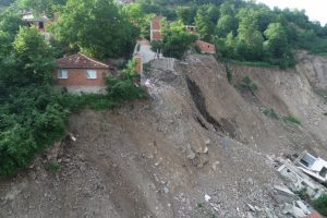 Heyelan sonrası yama&ccedil;taki evler askıda kaldı