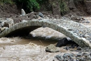 Araklı'daki sel felaketinde sadece tarihi kemer k&ouml;pr&uuml; ayakta kaldı