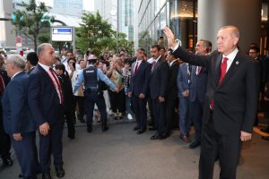 Erdoğan, Japonya'da T&uuml;rk vatandaşlarını selamladı