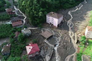 Sel felaketinde hasar g&ouml;ren dere yatağındaki okul yıkılıyor