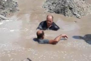 Su patlağını tamir etmeye &ccedil;alışan belediye iş&ccedil;ileri dalgı&ccedil;lık yaptı