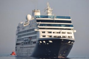 Orient Queen isimli kruvaziyer yolcudan fazla murettebatla geldi