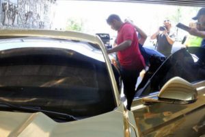 Altın rengine &ccedil;evrilen l&uuml;ks otomobilin s&uuml;r&uuml;c&uuml;s&uuml;ne para cezası