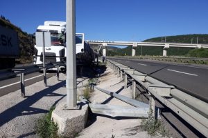 Yoldan &ccedil;ıkan tır bariyerlere &ccedil;arptı! 1 yaralı