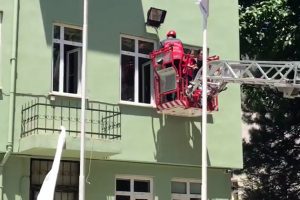 2 gen&ccedil; kız mahsur kaldığı eğitim merkezinden kurtarıldı