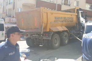 Bisikletiyle yolun karşısına ge&ccedil;meye &ccedil;alışırken canından oldu