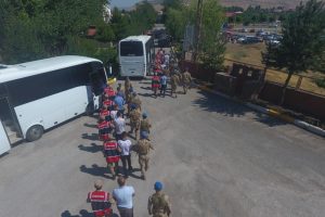 G&ouml;&ccedil;men ka&ccedil;ak&ccedil;ılığı operasyonu: 15 tutuklama