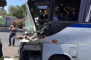 TIR'la iş&ccedil;i servisi kaza yaptı: Yaralılar var