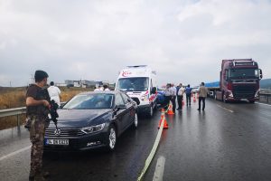 Yol kenarında dehşet! Kadını başından vurdu