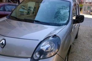 Otomobilin &ccedil;arptığı bisikletli ağır yaralı