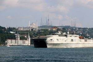 ABD askeri gemisi Boğaz'dan ge&ccedil;ti!