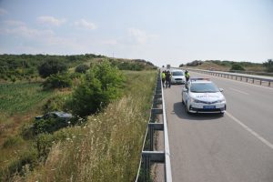 Bursa yolunda şarampole devrilen otomobildeki baba yaralandı, oğlu &ouml;ld&uuml;