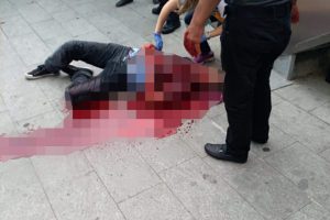Husumetlisinin boğazını kesti!