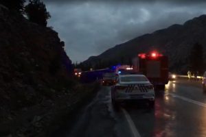 Akseki'de cezaevi aracı devrildi
