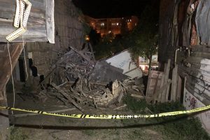 İki katlı ahşap bina &ccedil;&ouml;kt&uuml;