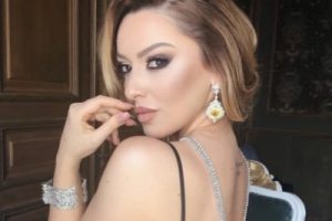 Hadise'den bikinili poz!