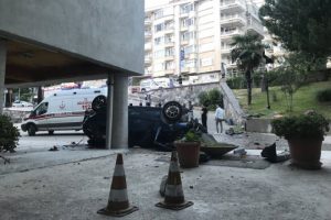 Bursa'da otomobil apartman bah&ccedil;esine devrildi!