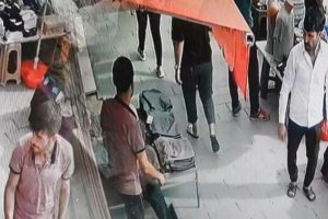 B&ouml;ylesini ilk defa g&ouml;rd&uuml;: Bana bakıp &ouml;p&uuml;c&uuml;k attı!