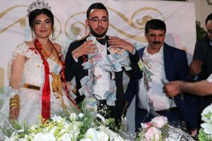 Gelinin kolunda yer kalmadı, bu &ccedil;&ouml;z&uuml;m&uuml; buldular!
