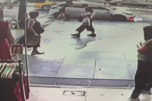 Sinir krizi ge&ccedil;iren kadın otomobilini par&ccedil;aladı