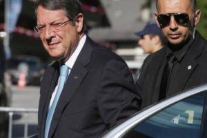Rum lider Anastasiadis'in kal&ccedil;ası kırıldı
