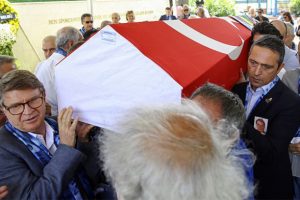 Ş&uuml;kr&uuml; Birand son yolculuğuna uğurlanıyor