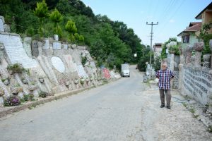 Emekli imam yaşadığı sokağı taşlarla s&uuml;sledi