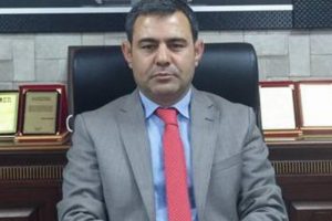 Milli Eğitim M&uuml;d&uuml;r&uuml;'n&uuml;n aracının &ouml;n&uuml;n&uuml; kesip sopayla saldırdılar