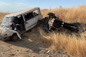 İş&ccedil;ileri taşıyan minib&uuml;s tarlaya u&ccedil;tu: &Ouml;l&uuml; ve yaralılar var