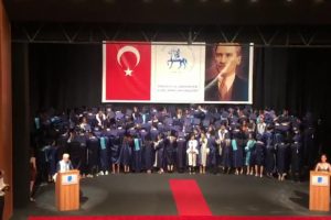 &Ouml;ğrenciler mezuniyet t&ouml;reninde dekana sırtlarını d&ouml;nd&uuml;