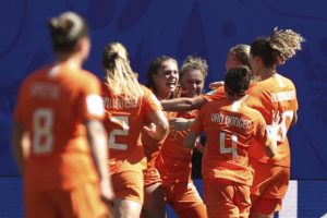 Hollanda yarı finalde