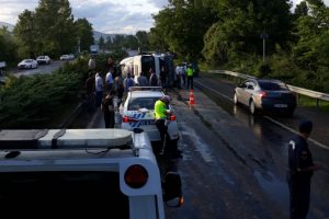 Seyir halindeki beton mikseri devrildi