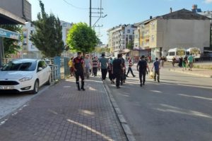 D&uuml;ğ&uuml;nde birbirlerine girdiler!