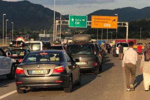 Yaz tatili i&ccedil;in T&uuml;rkiye'ye gelen gurbet&ccedil;iler kilometrelerce kuyruk oluşturdu
