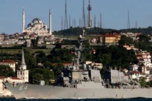 Savaş gemileri bir g&uuml;n arayla Boğazdan ge&ccedil;ti