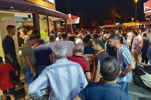 Y&uuml;zlerce turistin g&ouml;z&uuml; &ouml;n&uuml;nde silahlar konuştu