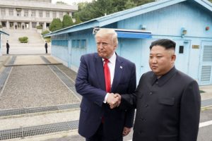 Trump Kuzey Kore tarafına ge&ccedil;ti