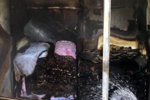 Cinnet getirip, evi ateşe verdi
