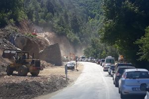 Bursa'da Orhaneli yol &ccedil;alışması uzun ara&ccedil; kuyrukları oluşturdu